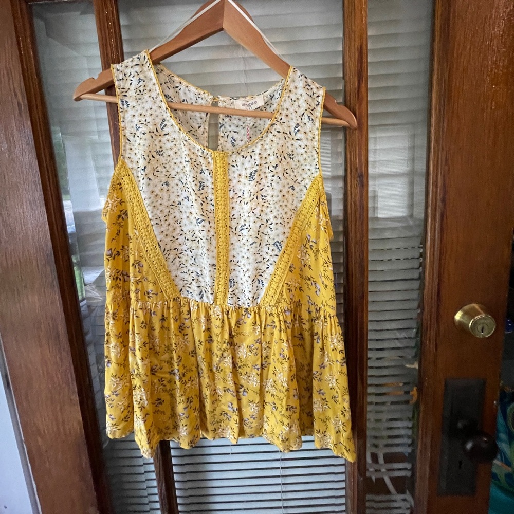 Women  Umgee, short sleeve yellow floral top